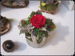 petit-pot-rose-rouge-art-floral-temps-composes